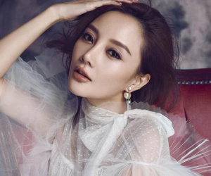 Lý Tiểu Lộ lần đầu tiên cập nhật trang cá nhân sau gần 50 ngày nổ ra scandal qua đêm cùng trai trẻ
