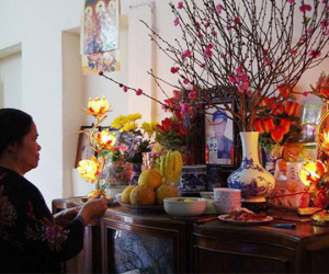 Những loại hoa kiêng kỵ cắm trên bàn thờ ngày Tết, thơm và đẹp đến mấy cũng không dùng