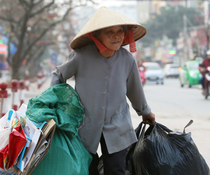 Những người mưu sinh trên phố Hà Nội chiều tối 30 Tết