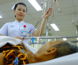 Bị pháo tự chế của con trai bắn vào mắt đêm giao thừa, người cha phải vượt hàng trăm cây số đến Sài Gòn cấp cứu