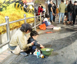 'Cái bang' lê lết xin tiền ở Hồ Gươm trong đêm Giao thừa