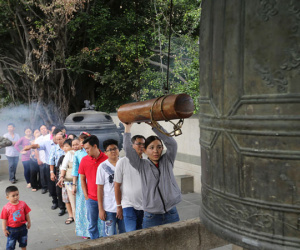 Người Sài Gòn xếp hàng để được gõ chuông chùa ngày đầu năm