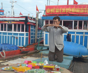 Hàng trăm tàu cá Lý Sơn nô nức mở cửa biển đầu xuân