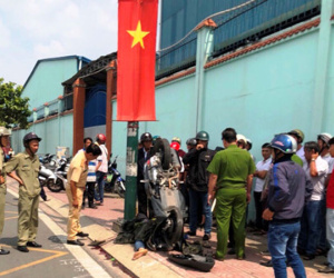 Xe máy 'trèo' trụ điện, nam thanh niên chết tại chỗ