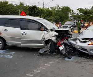 2 ôtô tông bẹp xe máy, gần 10 người bị thương