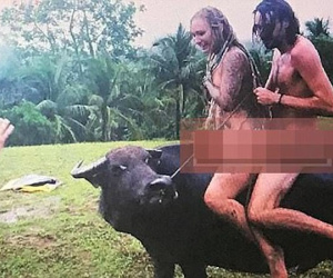 Khách Tây khỏa thân cưỡi trâu gây bức xúc ở Philippines