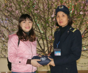 Nữ bảo vệ trả lại gần 19 triệu đồng cho người đánh rơi
