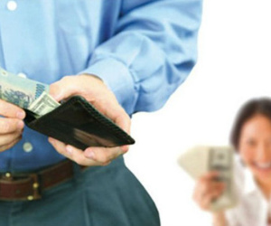Thấy tờ giấy chi tiêu Tết của vợ, người đàn ông ân hận đến rơi nước mắt