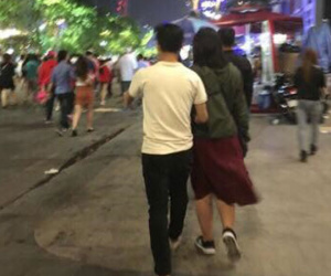 Đêm giao thừa, cặp đôi khiến người đi đường phải liên tục ngoái nhìn