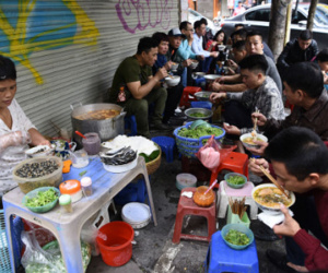 Hàng ăn vỉa hè Hà Nội tăng giá vẫn đông khách dịp Tết