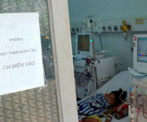 Tết trong bệnh viện của những đứa trẻ chạy thận: Tay sưng vù vì vết kim châm