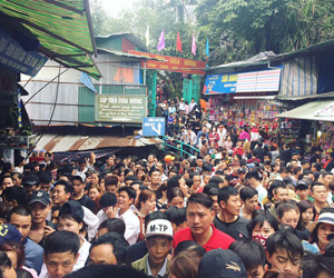 Biển người chen chân đứng im ở Chùa Hương ngày mùng 5 Tết