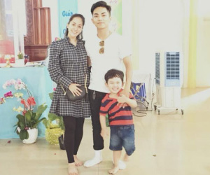 Khánh Thi khệ nệ bụng bầu 5 tháng đi chơi Tết cùng chồng con