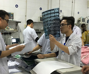 Tàn cuộc rượu họp lớp ngày Tết, nam thanh niên tự đâm đầu cột điện, dập phổi, hôn mê