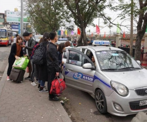 Trở lại Thủ đô sau kỳ nghỉ Tết: Tay xách nách mang, vật vờ cả tiếng vẫn không bắt nổi taxi
