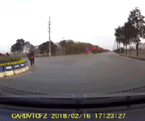 Video: Hai nữ 'ninja' Hà Nội đi SH trộm hoa Tết ở vòng xuyến và văng tục khi bị tài xế ô tô nhắc nhở