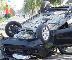Xế hộp phơi bụng ngày mùng 4 Tết, người dân phá cửa cứu tài xế