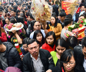 Dân công sở chật cứng phủ Tây Hồ ngày đầu đi làm
