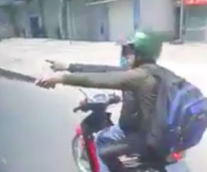 Hai thanh niên cầm hung khí chém xe khách trên quốc lộ 1