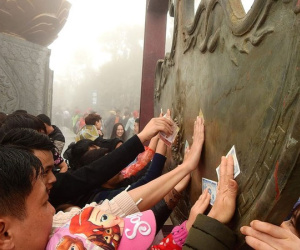 Hàng nghìn người trẩy hội Yên Tử trong sương mù