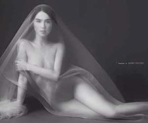Ngọc Trinh bất ngờ tung ảnh nude đầu năm mới