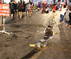 Rác ngập phố đi bộ Nguyễn Huệ sau Tết và tâm tư của người trẻ: 'Rác ơi, đừng khóc khi không được về nhà'