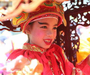 'Tướng bà' 9 tuổi được kiệu rước, bảo vệ để không bị bắt cóc ở hội Gióng