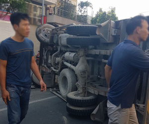 Xe tải gãy nhíp lật ngang đường: Thần chết mải ăn Tết, hai cha con thoát chết thần kỳ