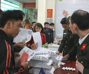 Cả nghìn người xếp hàng làm hộ chiếu ở Nghệ An