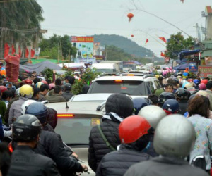 Chen chân 'mua may bán rủi' ở chợ Viềng trước giờ khai hội