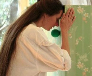Có nên nhận nuôi 2 con riêng mới chào đời của chồng