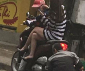 Cư dân mạng chê bai thiếu nữ mặc váy ngắn ngồi vắt vẻo trên xe khi bác thợ cặm cụi bơm lốp