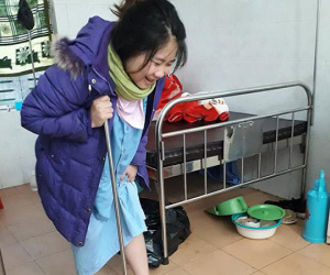 Tết đến chị em lên đồ ra phố, riêng bà đẻ này dành cả thanh xuân để tập đi, ru rú trong nhà gặm móng giò