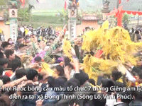 Video: Tranh cướp, giẫm đạp để lấy lộc tại lễ hội ở Vĩnh Phúc