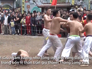Video: Trai làng Hà Nội mình trần 'cướp' cầu 18 kg