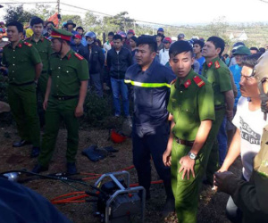 Vợ chồng khóa cửa nhốt hai con trong nhà suốt 1 tuần