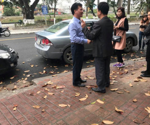 Ôtô va chạm, hai chủ xe xuống bắt tay hòa giải