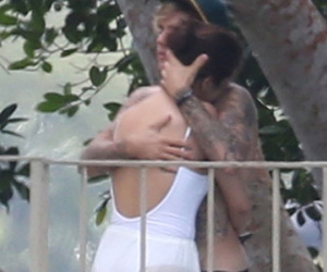 Selena như 'quên cả thế gian' khi ở trong vòng tay Justin Bieber