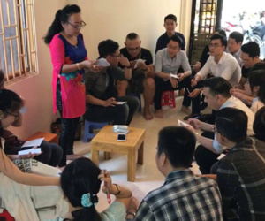Tết đến thăm cô giáo cũ, phải làm bài kiểm tra 15 phút mới được nhận lì xì