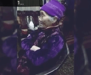 'Thần thái siêu đáng yêu' của bà ngoại vừa xem phim vừa ngủ gật