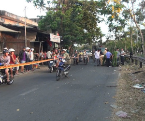 Thanh niên nằm bất động với vết cắt sâu, đầu gần lìa khỏi cổ