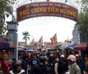 Video: Người dân đội mưa về chợ Viềng mỗi năm chỉ họp một lần