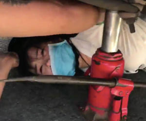 Clip: Ám ảnh ánh mắt của cô gái bị kẹt dưới gầm xe khách trong lúc hàng chục người cố gắng giải cứu