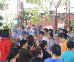 Đội nắng, hàng ngàn người đến chùa Ngọc Hoàng chen nhau khấn vái trong ngày cúng chư tiên