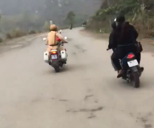 Nhóm thanh niên dàn hàng ngang, đánh võng thách thức CSGT