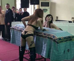 Thuê vũ nữ thoát y nhảy múa tưng bừng tại đám tang ở TQ gây phẫn nộ