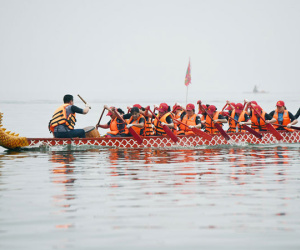 Hàng nghìn người dân thủ đô háo hức trẩy hội đua thuyền rồng