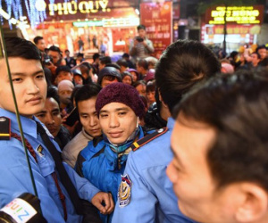 Khách nườm nượp ngày Thần Tài, nhà vàng giữ nguyên giá