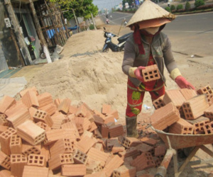Lang thang trên phố mua đồng nát lại bắt gặp chồng từ nhà nghỉ đi ra