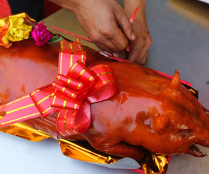 Người Sài Gòn chi tiền triệu mua heo quay nguyên con cúng Thần Tài